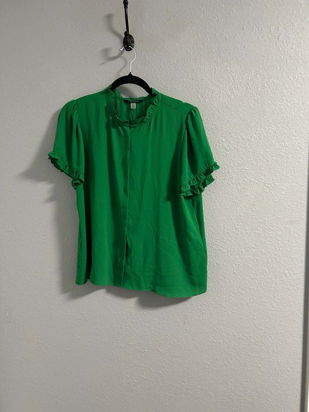 Tahari Green Short Sleeve Ruffle Collar Blouse Top Size M